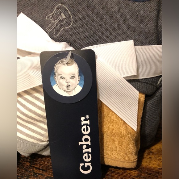 Gerber 3 Pack Of Onesies & Hooded Towel With Three Matching Washcloths all NWT - Picture 4 of 11